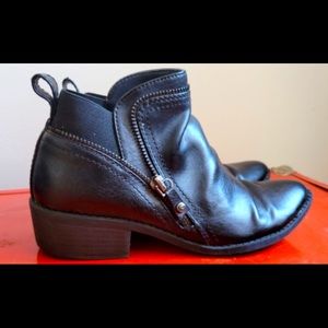 Guess booties size 7M